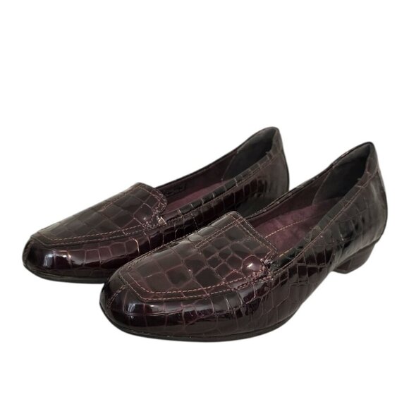 Clarks Brown Timeless Leather Croc Embossed Slip On Loafer Sz 8.5XW - Picture 1 of 9